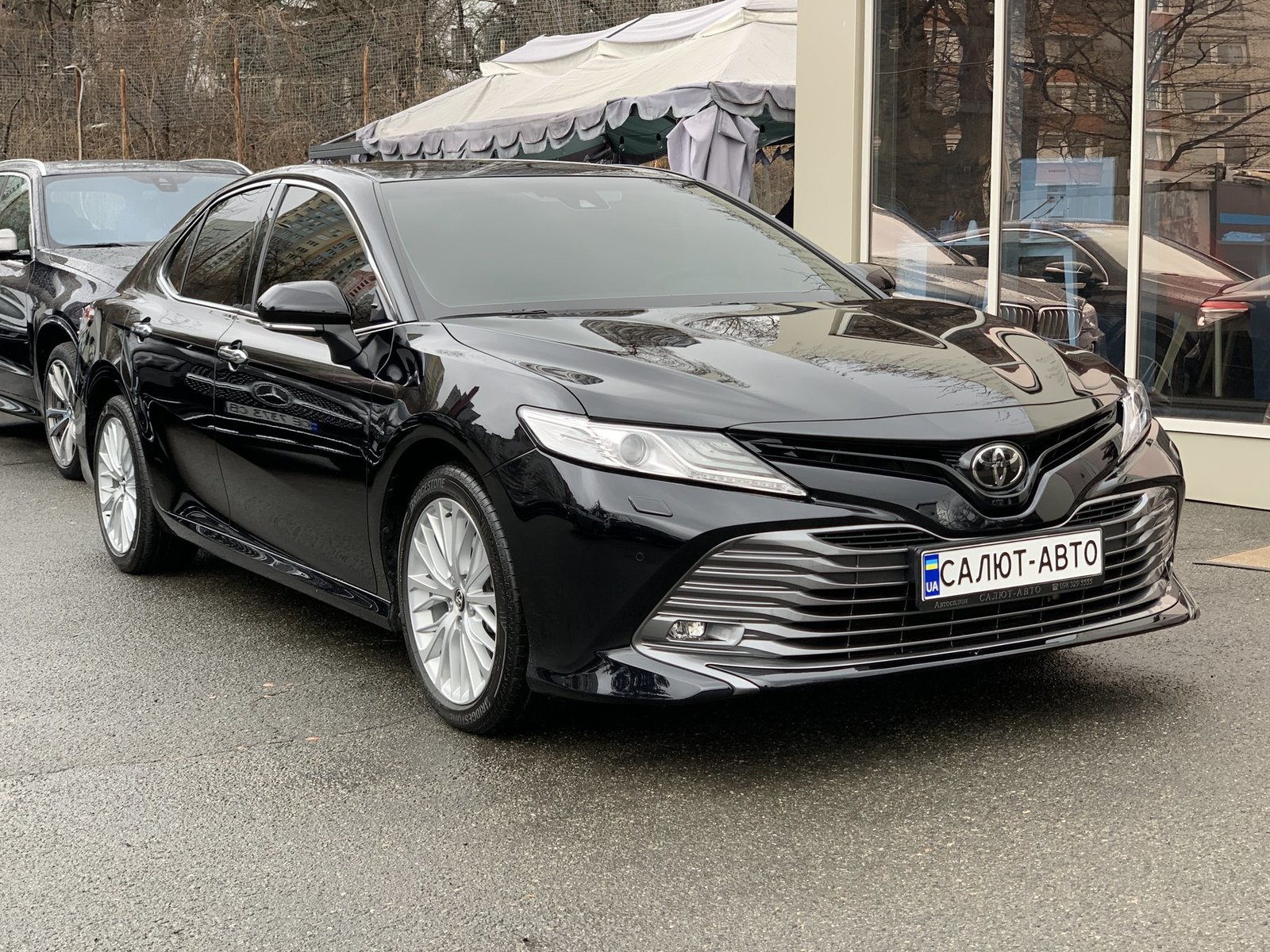 Camry prestige. Тойота Камри Престиж. Камри премиум класс. Машина салют.