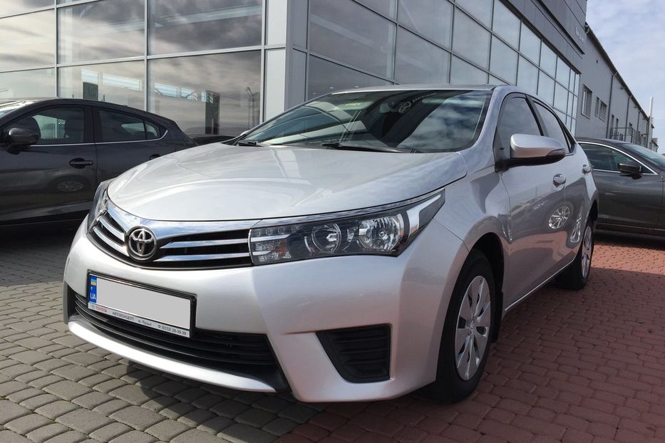 Королла 1.6 2014. Тойота Королла 2014 года на 17 тапках. Toyota Corolla 2014 s Klass нанести лини на кантик.