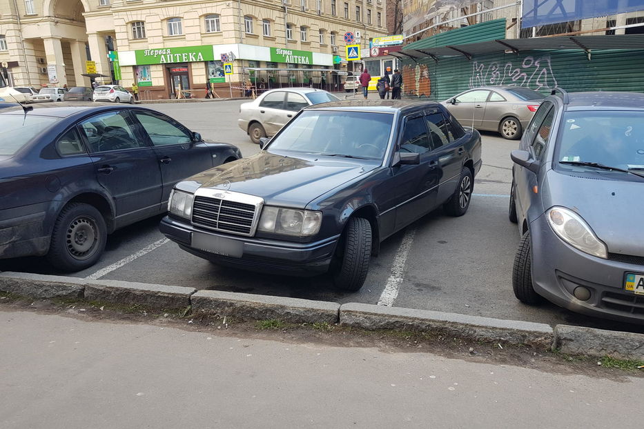 Продам Mercedes-Benz E-Class 1988 года в Харькове