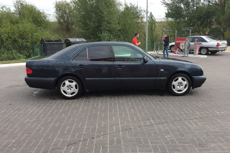 Продам Mercedes-Benz 210 Classic 1998 года в Киеве