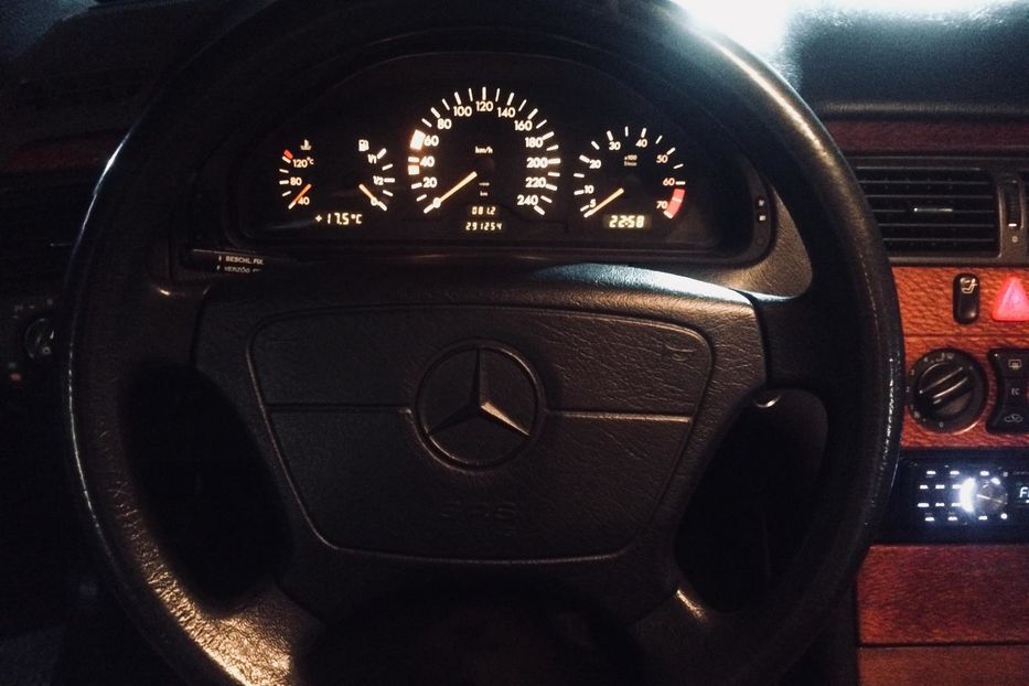 Продам Mercedes-Benz E-Class 	E-класс W210 E 230 Lim 1996 года в Киеве