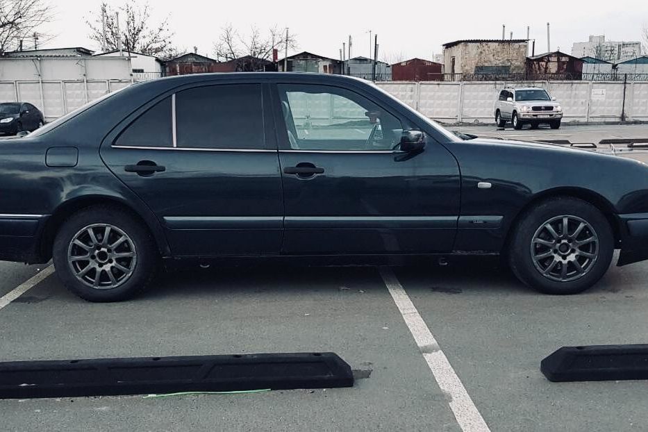 Продам Mercedes-Benz E-Class 	E-класс W210 E 230 Lim 1996 года в Киеве