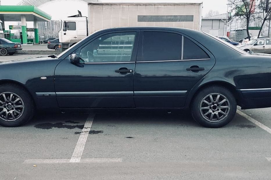 Продам Mercedes-Benz E-Class 	E-класс W210 E 230 Lim 1996 года в Киеве