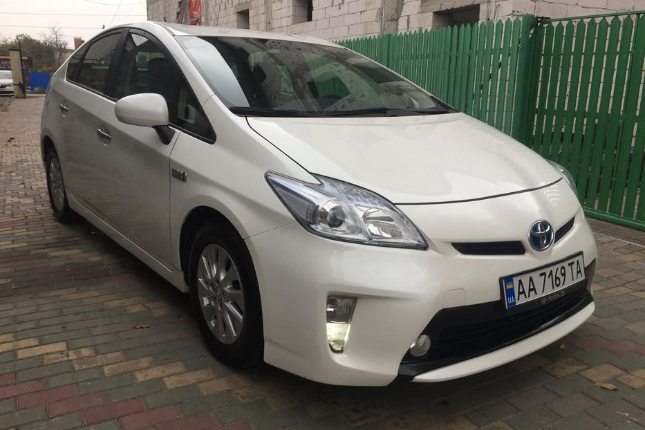 Продам Toyota Prius Plug in Hybrid  2014 года в Киеве