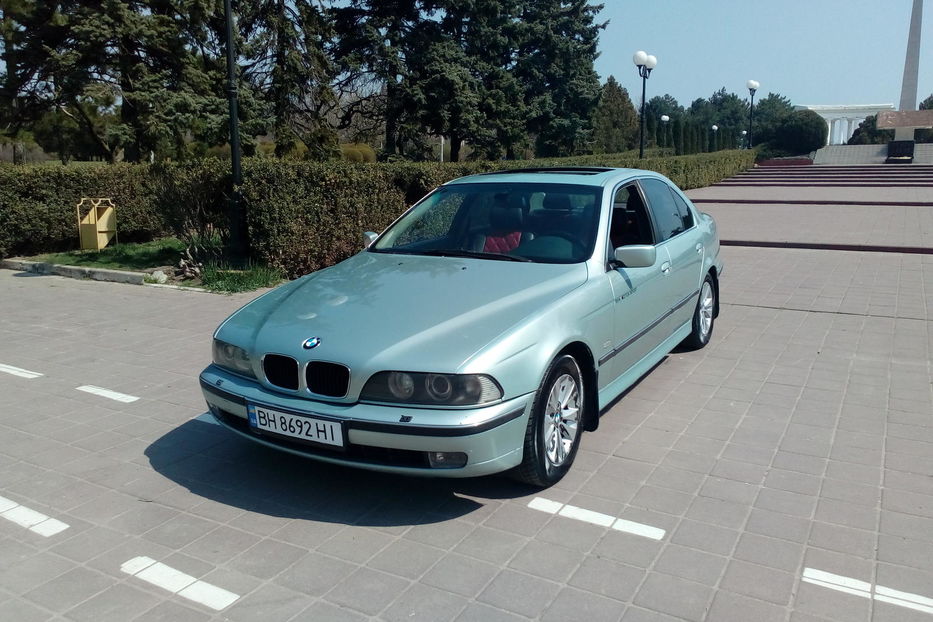 Продам BMW 525 На все вопросы отвечу по телефону СостояниеГаражное хранение БезопасностьЦентральный замок, Подушка безопасности (Airbag), ABS, Сигнализация, Галогенные фары КомфортУсилитель руля, Кожаный салон, Люк, Эл. стеклоподъемники, Бортовой компьютер, Кондици 1997 года в Одессе