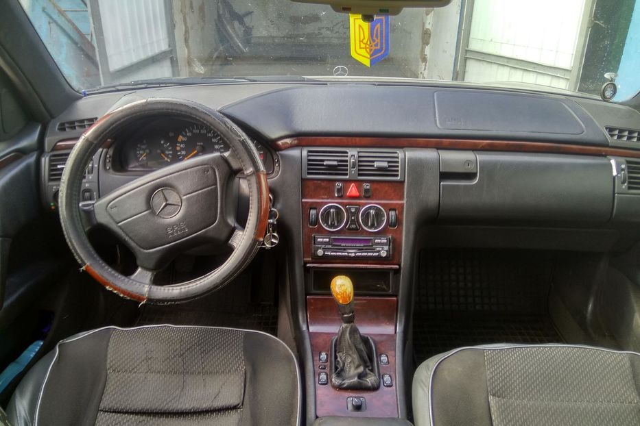 Продам Mercedes-Benz 210 1997 года в г. Днепрорудное, Запорожская область