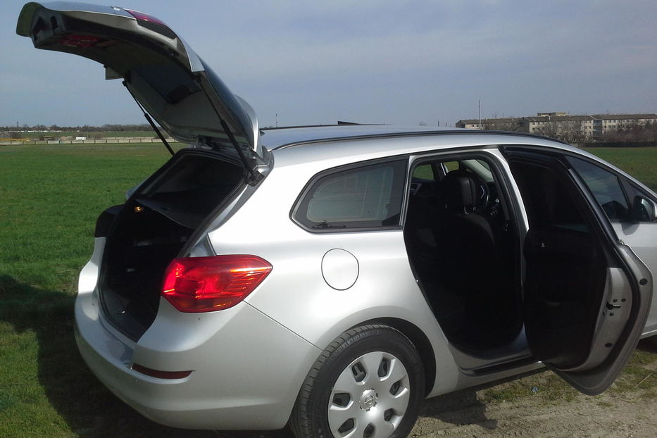 Продам Opel Astra J мультируль,навигация,задний пактроник,AUX,USB,CD,Mp3,круиз контроль,кондиционер,электрозеркала 2012 года в Херсоне