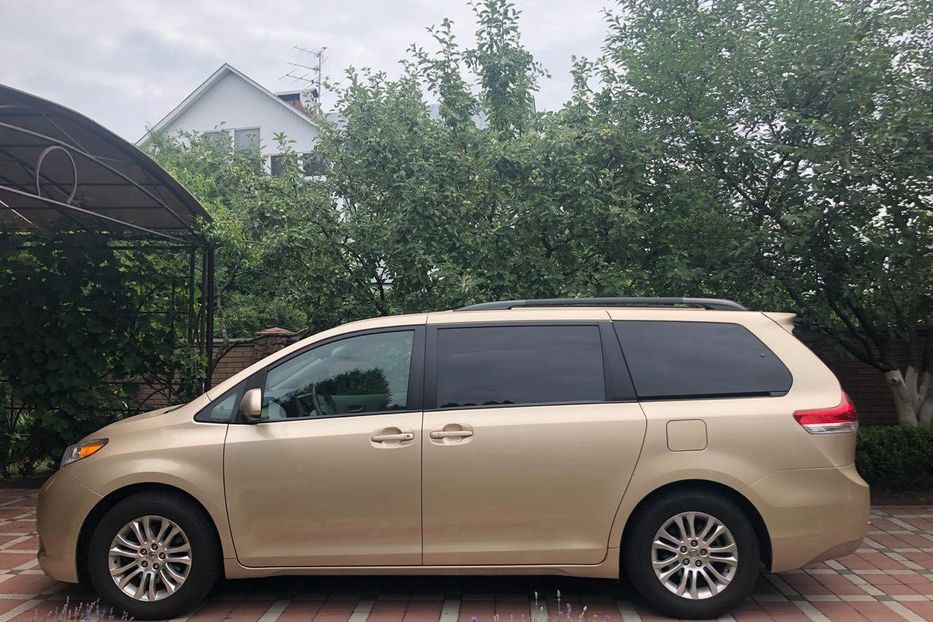 Продам Toyota Sienna 2012 года в Киеве