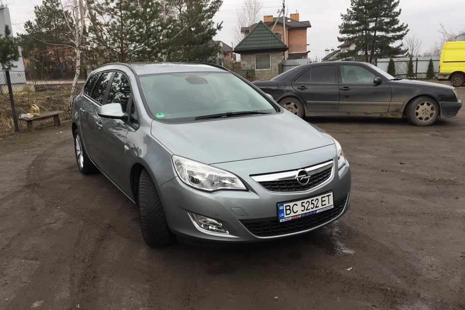 Продам Opel Astra J SPORTS TOURER CDTI 2012 года в Львове