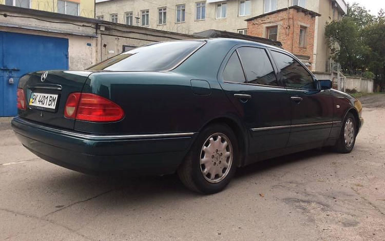 Продам Mercedes-Benz E-Class 1996 года в Ровно