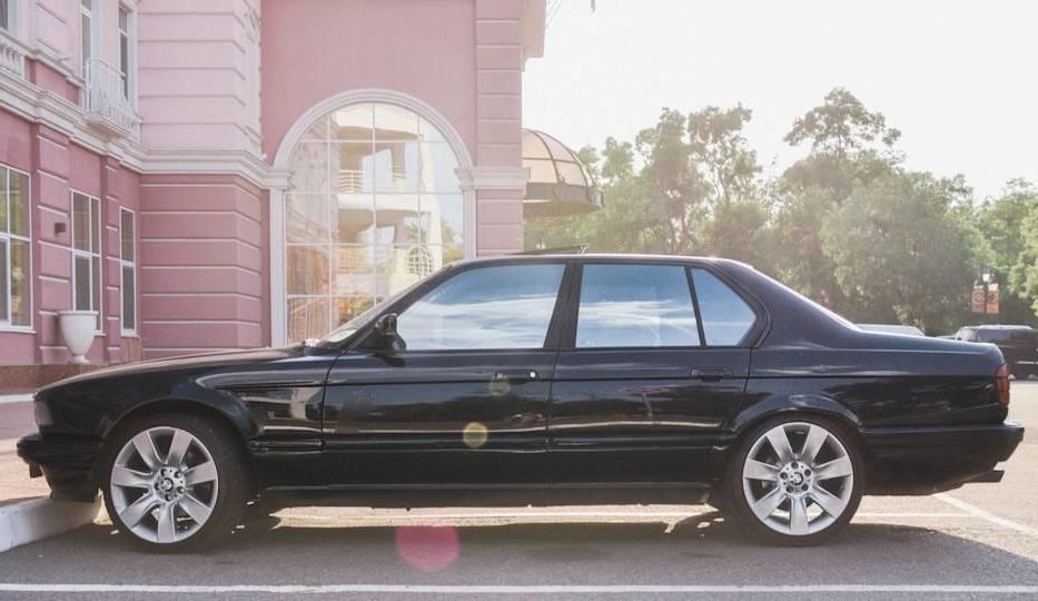 Продам BMW 750 1988 года в Одессе