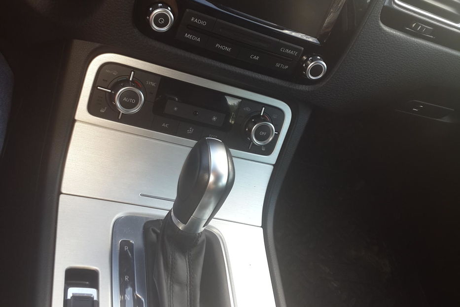 Продам Volkswagen Touareg NF 2013 года в Киеве
