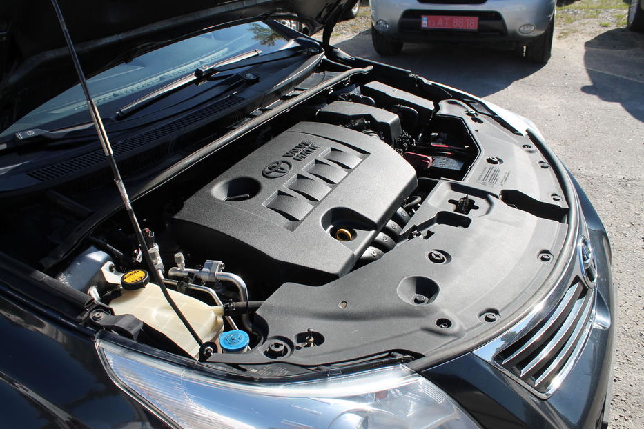 Продам Toyota Avensis 1.8-Avtomat-Газ 2011 года в Харькове