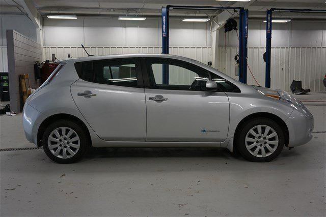 Продам Nissan Leaf 2013 года в Днепре