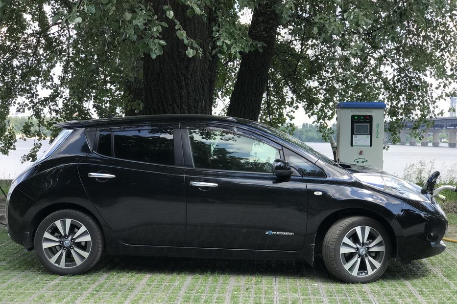 Продам Nissan Leaf 0zeo 2013 года в Киеве