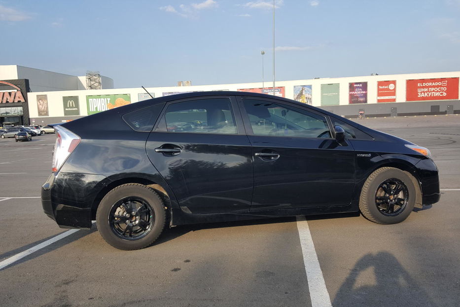 Продам Toyota Prius HYBRID 2013 года в Киеве