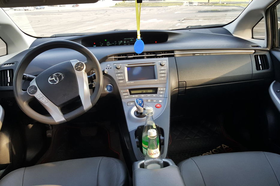 Продам Toyota Prius HYBRID 2013 года в Киеве