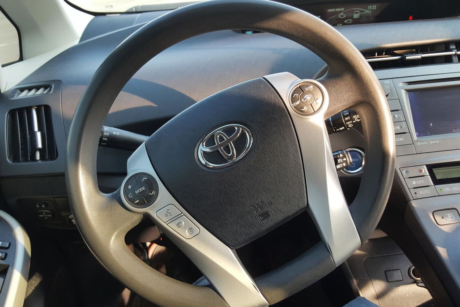 Продам Toyota Prius HYBRID 2013 года в Киеве