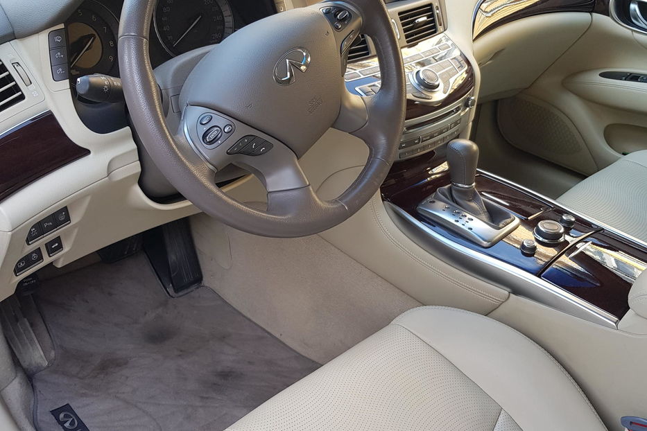 Продам Infiniti Q70 2015 года в Киеве