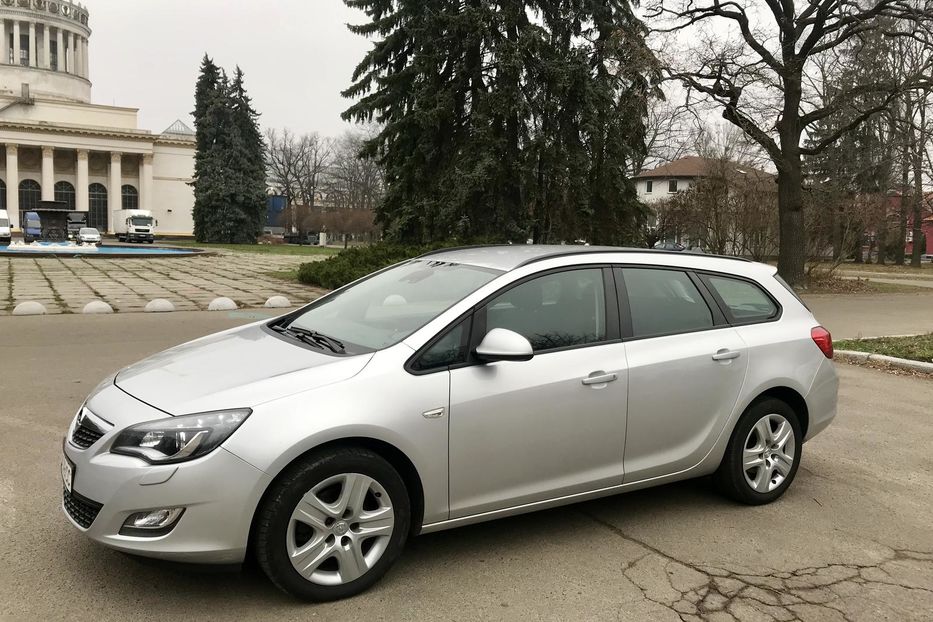 Продам Opel Astra J Sport Tourer 2011 года в Киеве