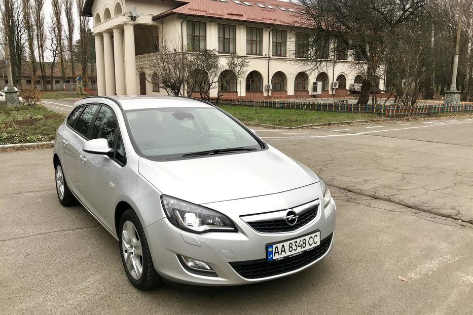 Продам Opel Astra J Sport Tourer 2011 года в Киеве