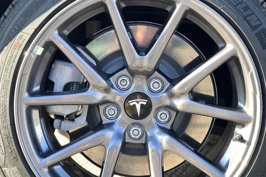 Продам Tesla Model 3 Long Range Dual Motor  2018 года в Луцке