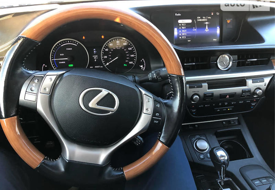 Продам Lexus ES 300 h 2015 года в Киеве