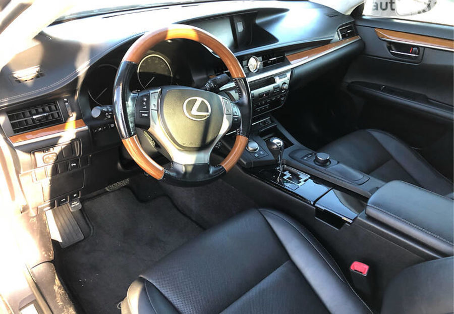 Продам Lexus ES 300 h 2015 года в Киеве