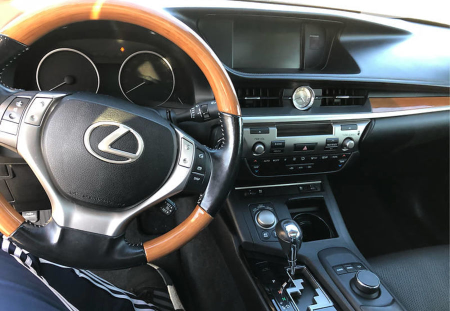 Продам Lexus ES 300 h 2015 года в Киеве