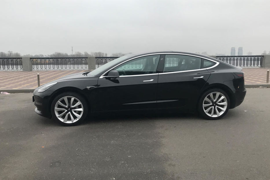 Продам Tesla Model 3  Long Range 2018 года в Киеве