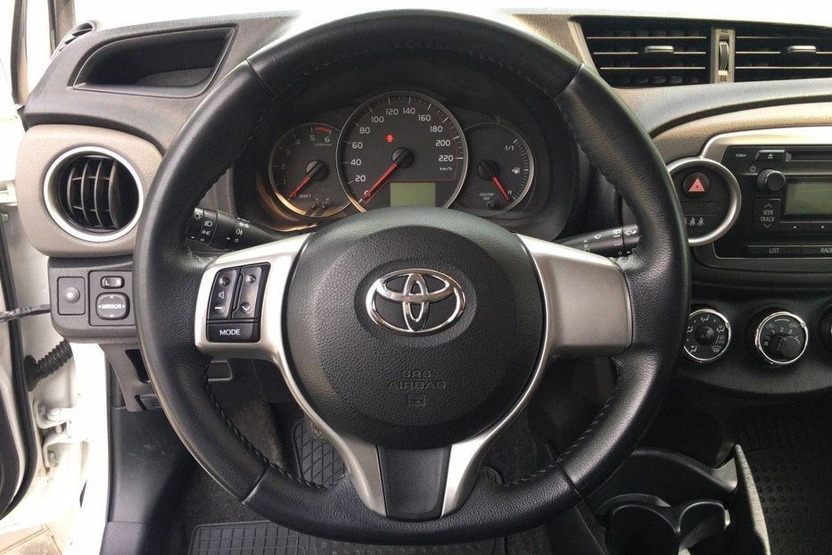 Продам Toyota Yaris 2012 года в Одессе