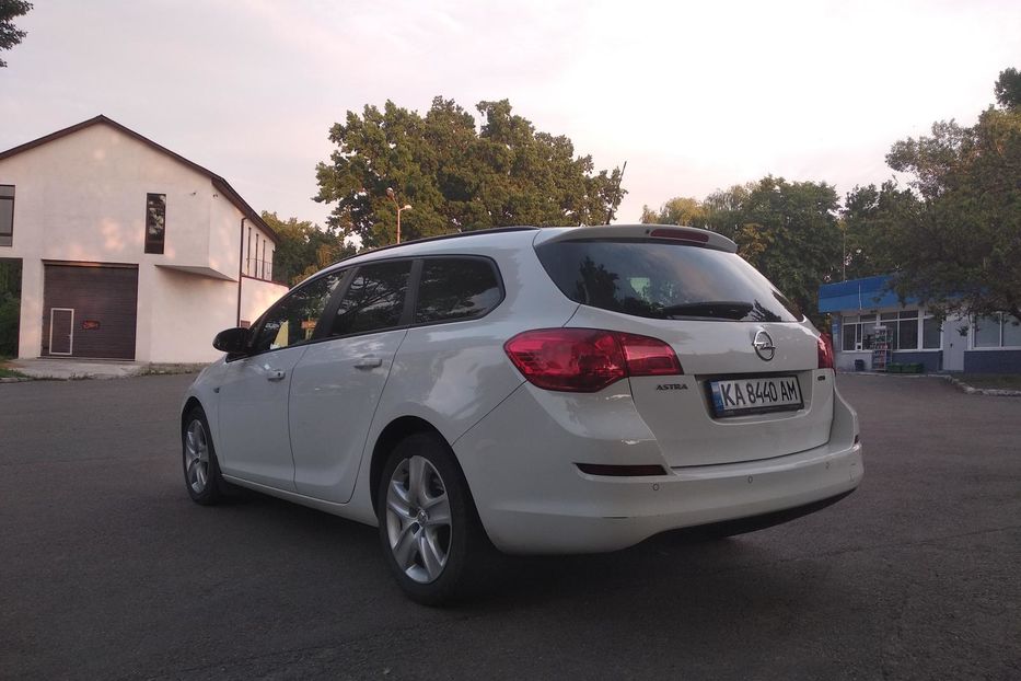 Продам Opel Astra J sports tourer 2012 года в Киеве