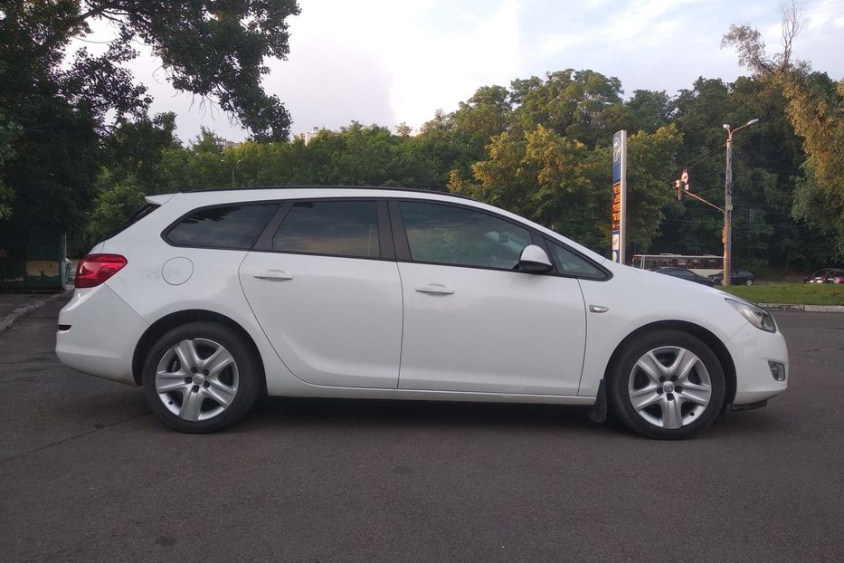 Продам Opel Astra J sports tourer 2012 года в Киеве