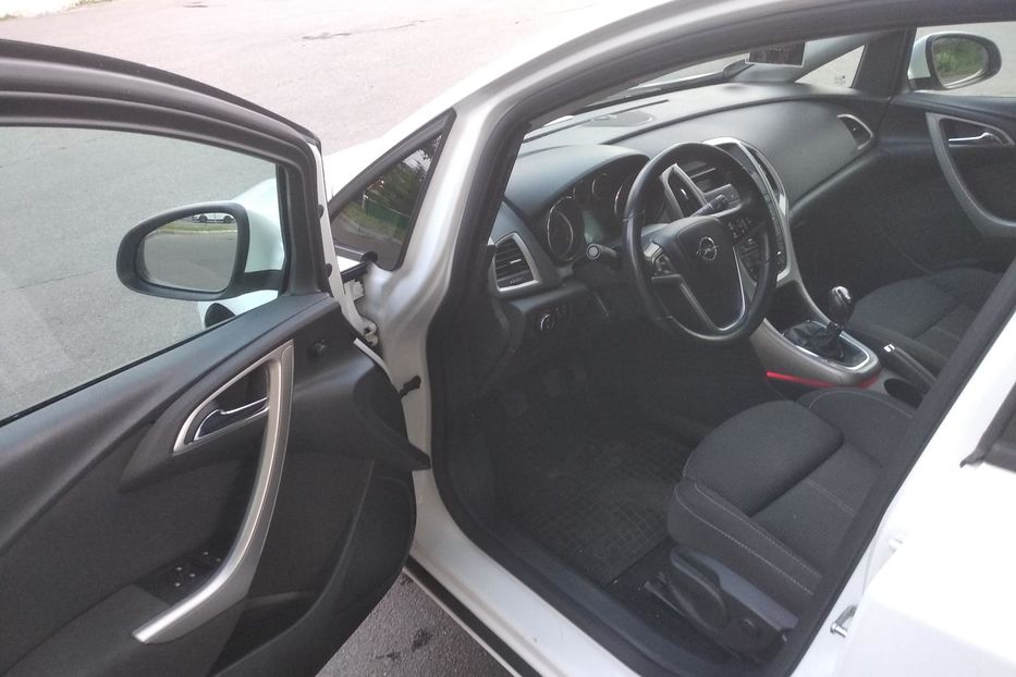 Продам Opel Astra J sports tourer 2012 года в Киеве