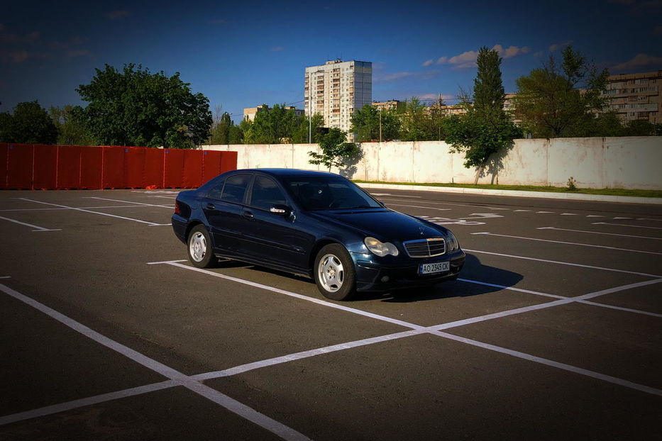 Продам Mercedes-Benz C-Class W203 2003 года в Киеве