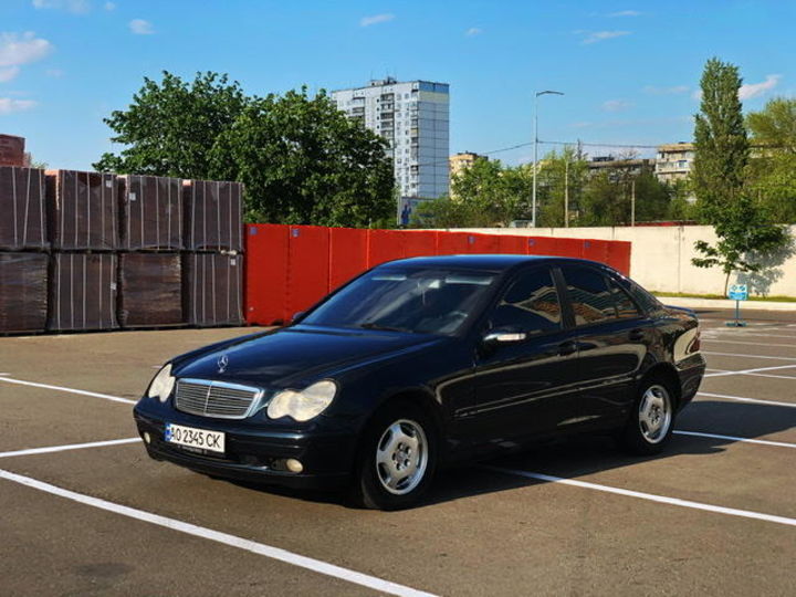 Продам Mercedes-Benz C-Class W203 2003 года в Киеве