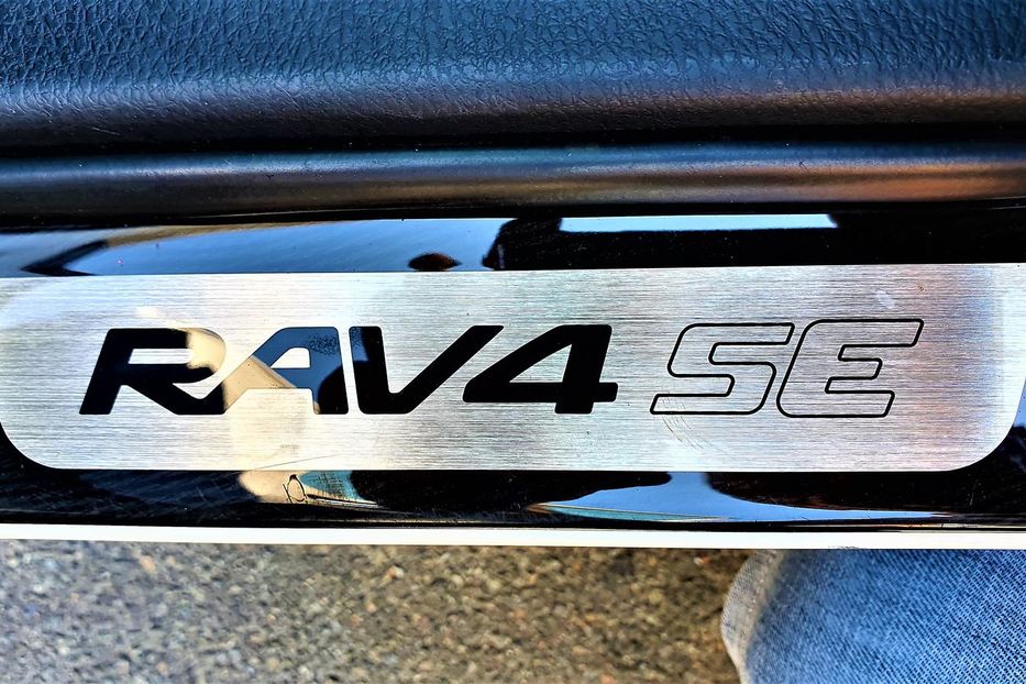 Продам Toyota Rav 4 SE AWD 2017 года в Киеве