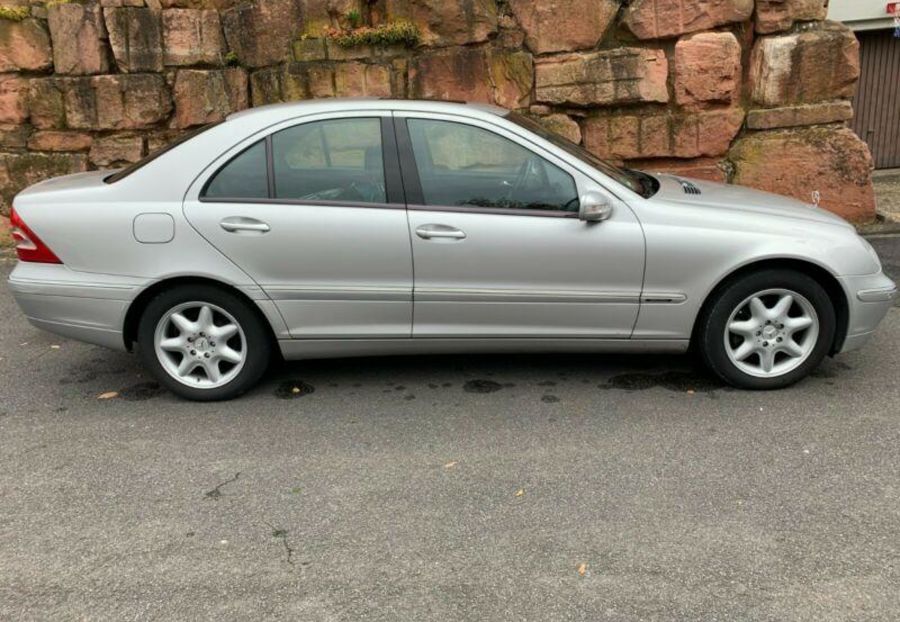 Продам Mercedes-Benz C-Class 2004 года в Черновцах