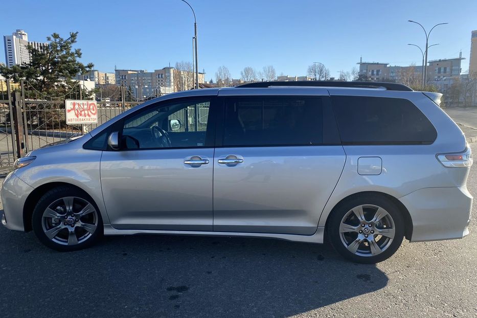 Продам Toyota Sienna 2019 года в Киеве