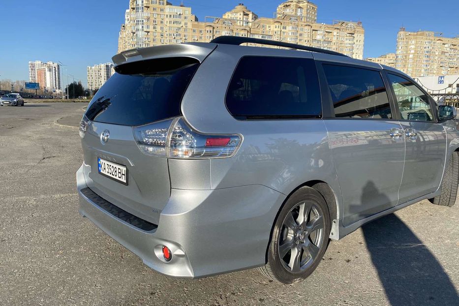 Продам Toyota Sienna 2019 года в Киеве