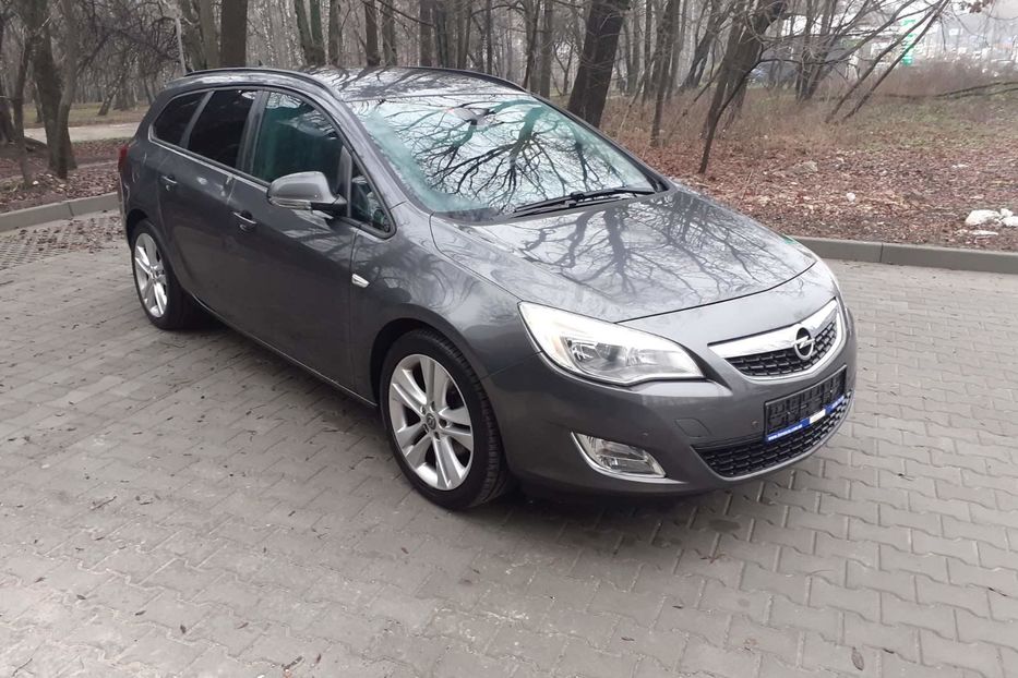 Продам Opel Astra J SportsTourer 1.6i 16V Turbo Co 2011 года в Тернополе