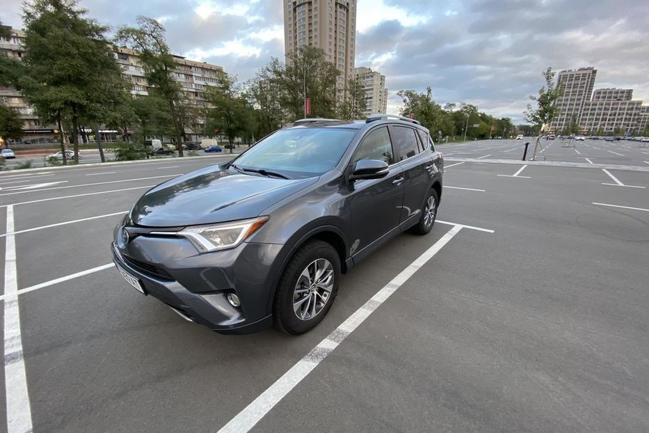 Продам Toyota Rav 4 Hybrid 2016 года в Киеве