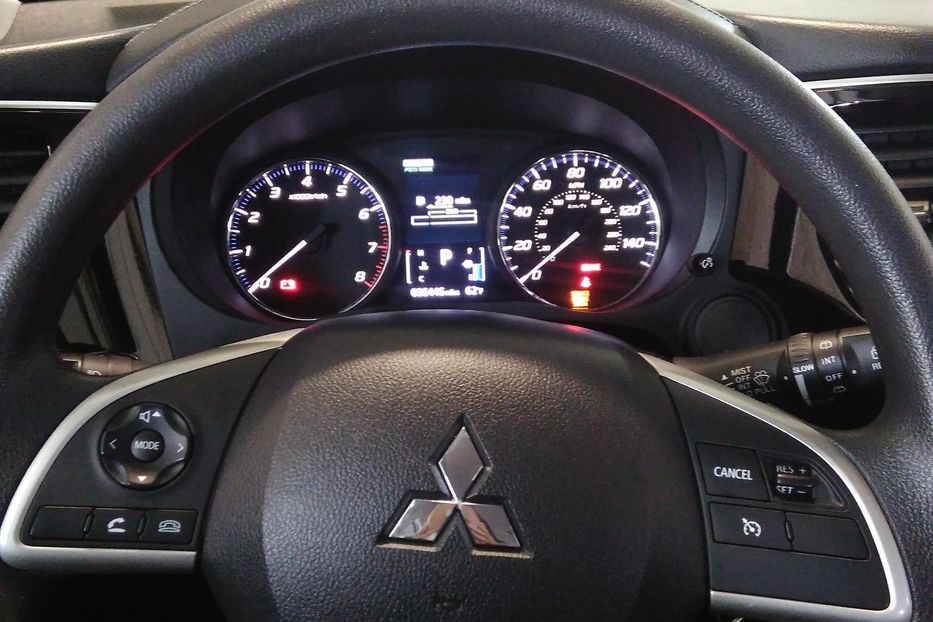 Продам Mitsubishi Outlander 4WD SE 2018 года в Днепре