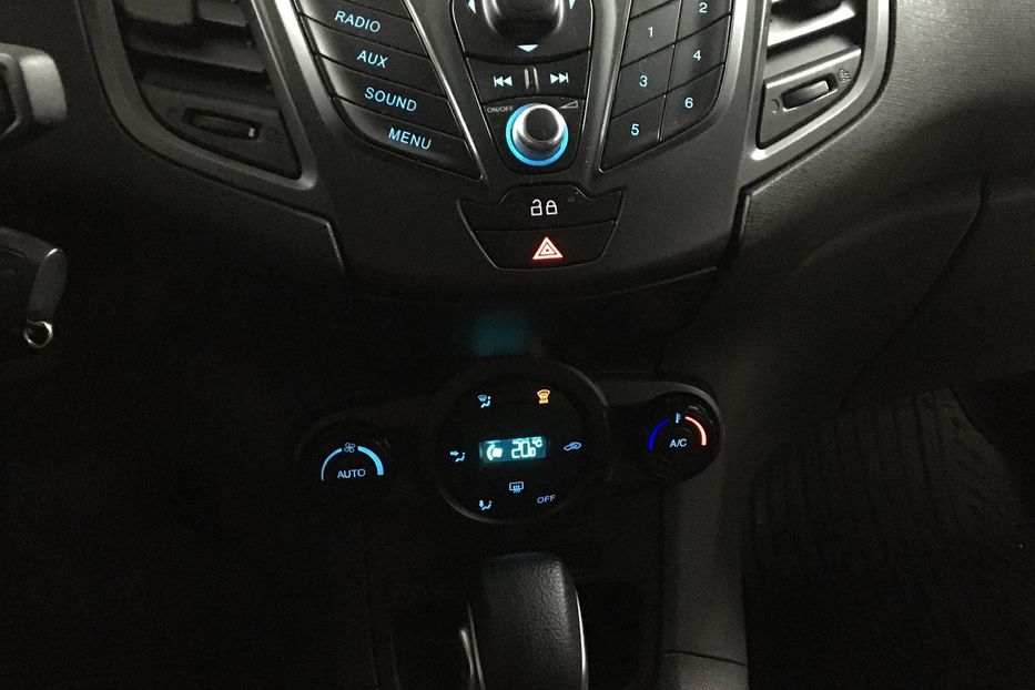 Продам Ford Fiesta 1,6 типтроник 2013 года в Киеве