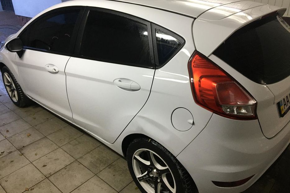 Продам Ford Fiesta 1,6 типтроник 2013 года в Киеве