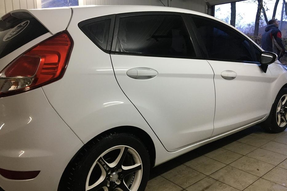 Продам Ford Fiesta 1,6 типтроник 2013 года в Киеве