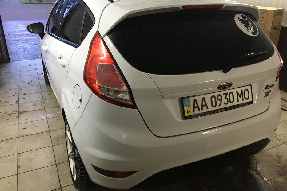 Продам Ford Fiesta 1,6 типтроник 2013 года в Киеве