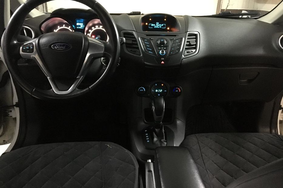 Продам Ford Fiesta 1,6 типтроник 2013 года в Киеве