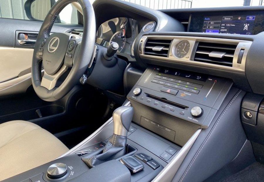 Продам Lexus IS 250 AWD 2015 года в Киеве
