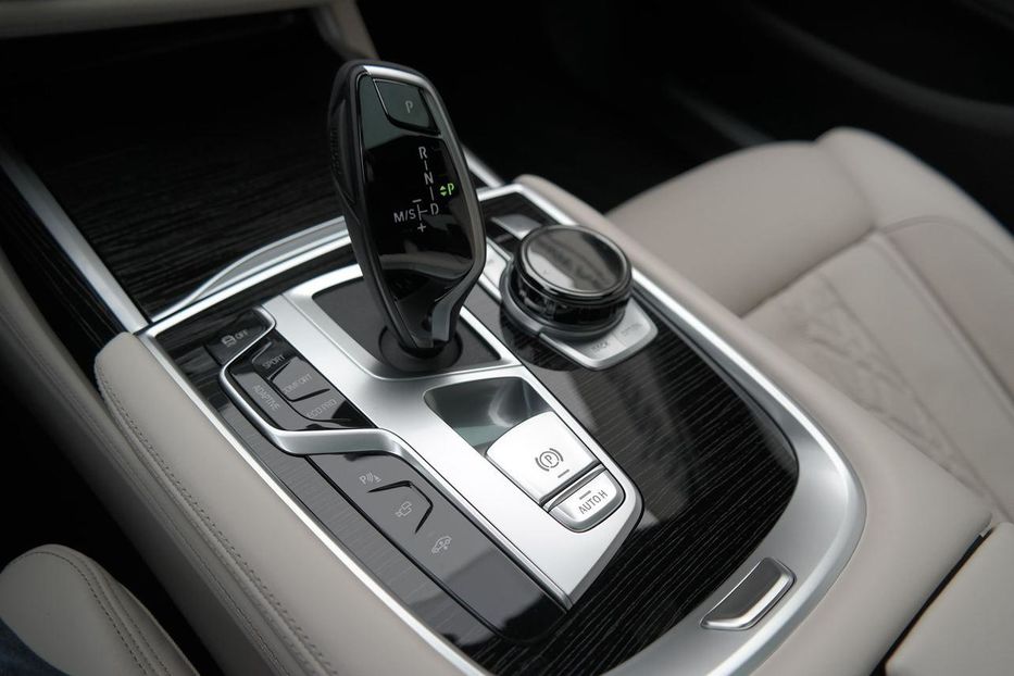 Продам BMW 750 D 2020 года в Киеве